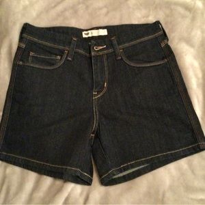 LEVIS JEAN SHORTS. NWOT.